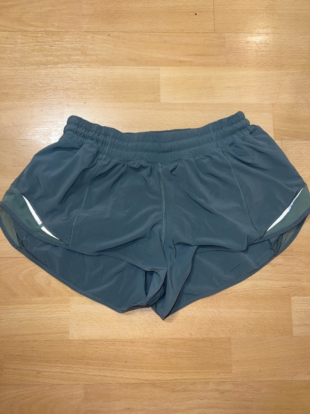 LULULEMON Hotty Hot lined shorts 2.5” - Picture 2 of 8